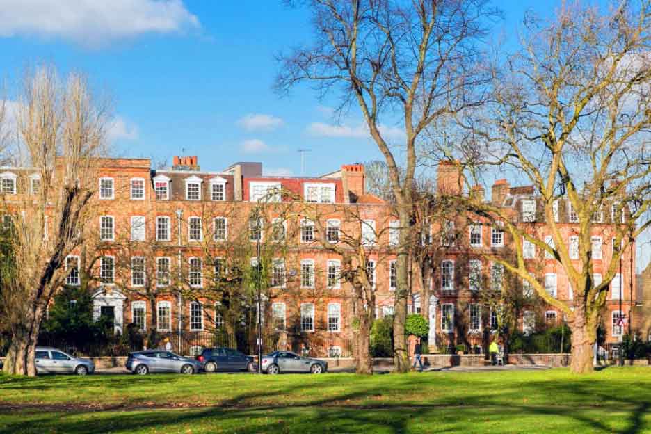 clapham high street showing houses and trees